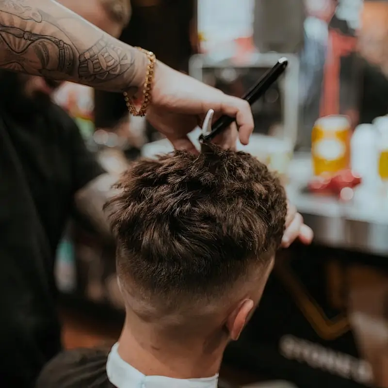 Präziser Skin Fade – frisch geschnitten bei Klinge & Kamm in Stuttgart