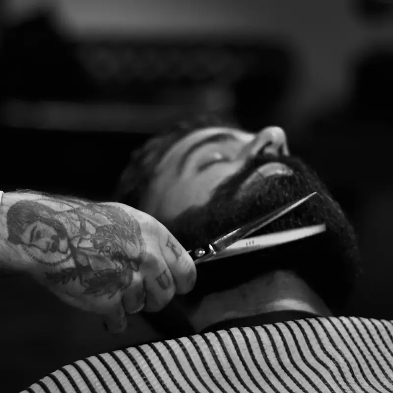 Klassische Rasur mit heißem Handtuch im Barbershop Klinge & Kamm